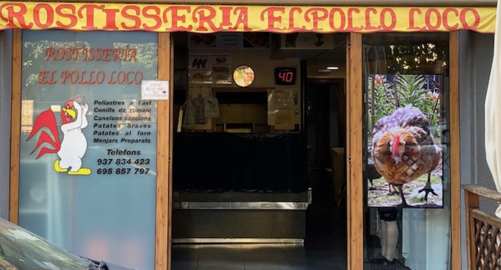 Fachada de la Rostisseria El Pollo Loco con la pantalla de Lokally instalada en la entrada